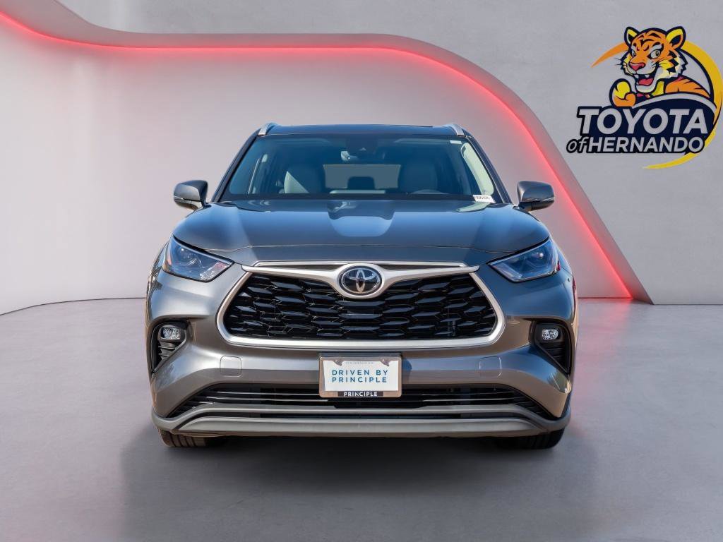 Used 2023 Toyota Highlander XLE image 2