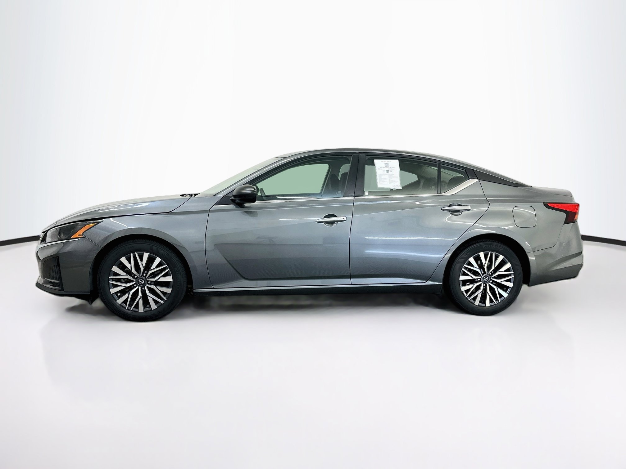 Used 2025 Nissan Altima 2.5 SV FWD image 4