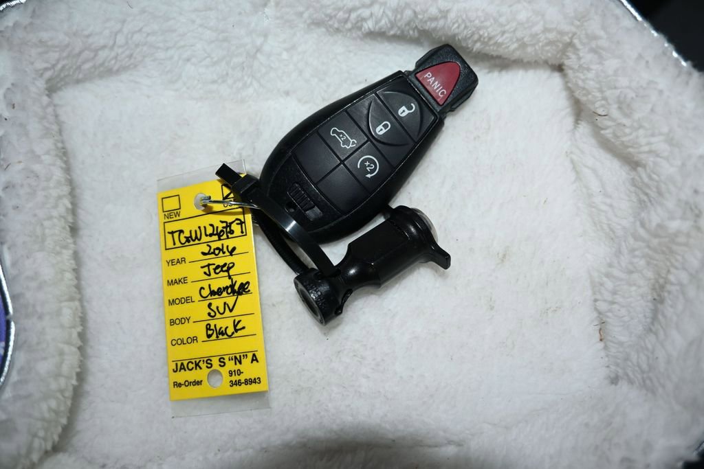 Used 2016 Jeep Cherokee Latitude FWD image 22