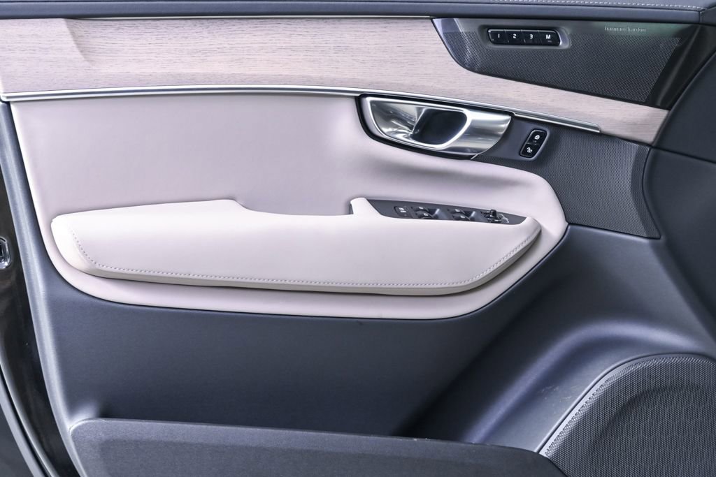Certified 2025 Volvo XC90 B6 Plus image 8