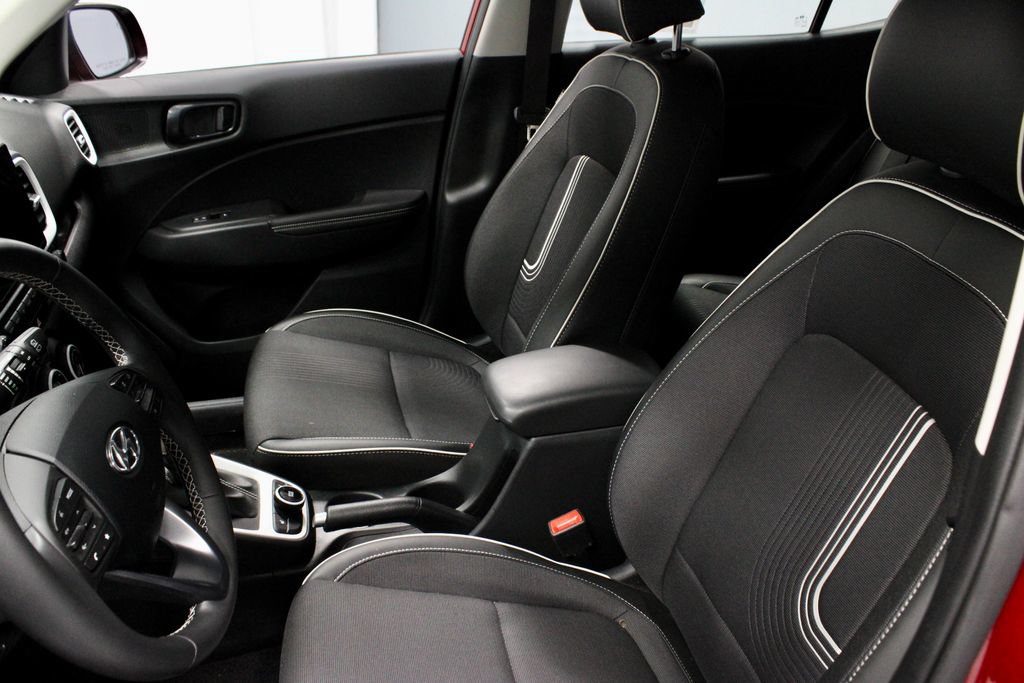 Certified 2025 Hyundai Venue Limited FWD image 27
