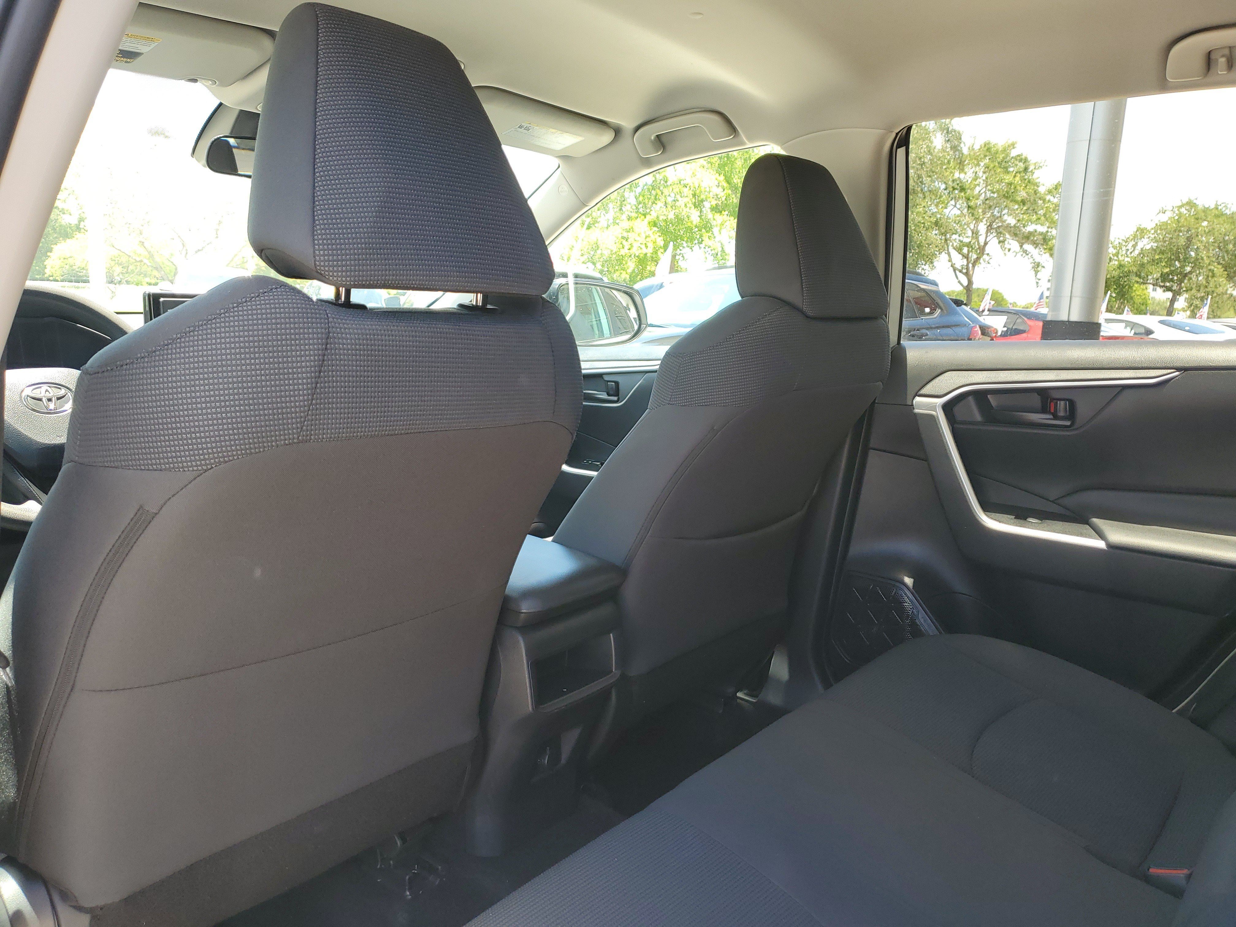 Used 2021 Toyota RAV4 LE FWD image 12