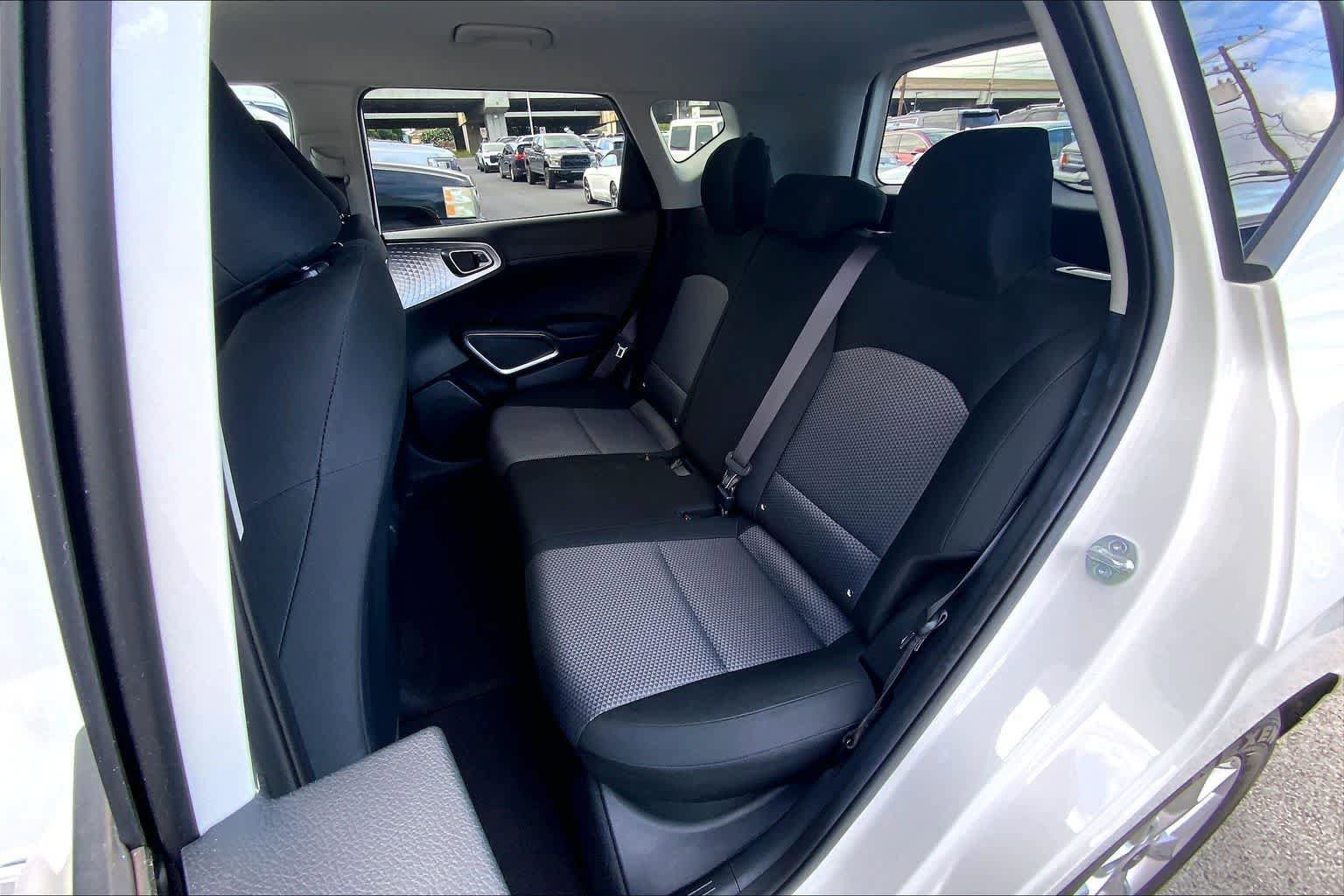 Used 2025 Kia Soul LX w/ LX Technology Package FWD image 29