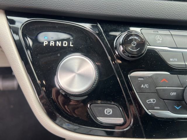 Used 2022 Chrysler Pacifica Touring-L FWD image 36