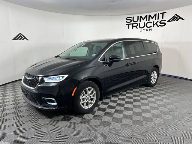 Used 2023 Chrysler Pacifica Touring-L FWD image 3