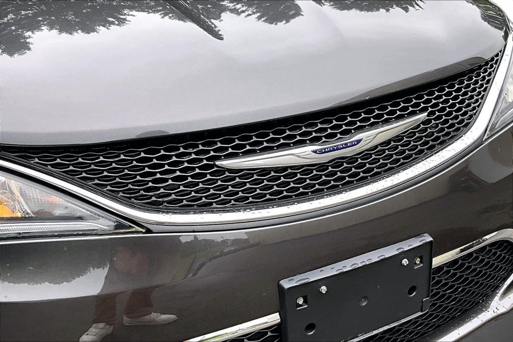 Used 2020 Chrysler Pacifica Touring-L FWD image 30