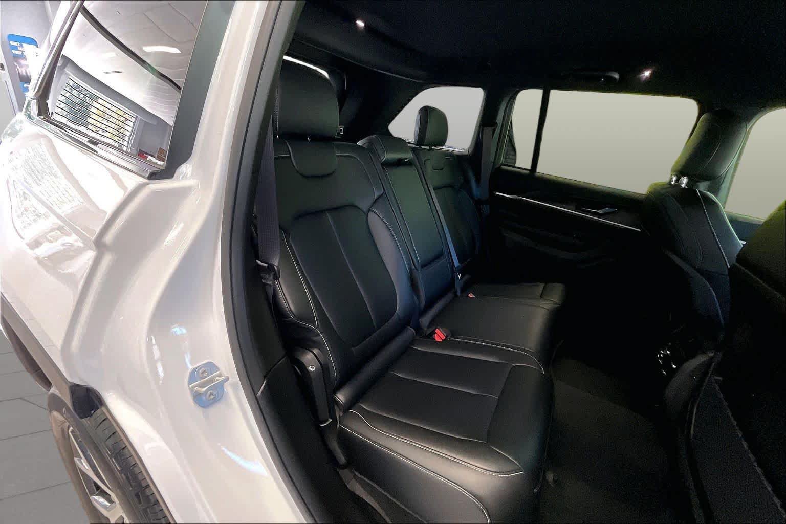 Used 2025 Jeep Grand Cherokee Limited AWD/4WD image 18