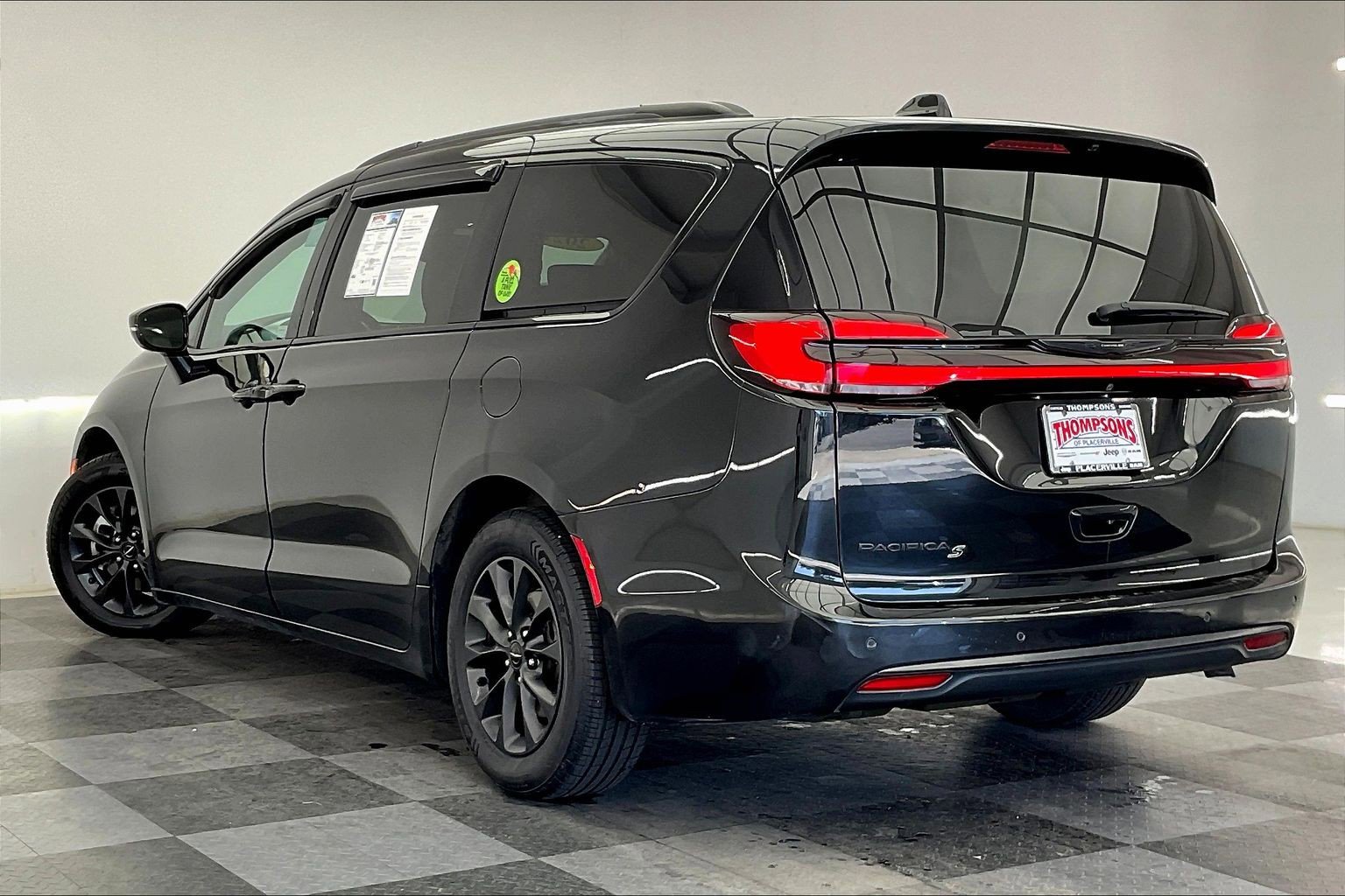 Used 2021 Chrysler Pacifica Touring-L w/ S Appearance Package FWD image 10