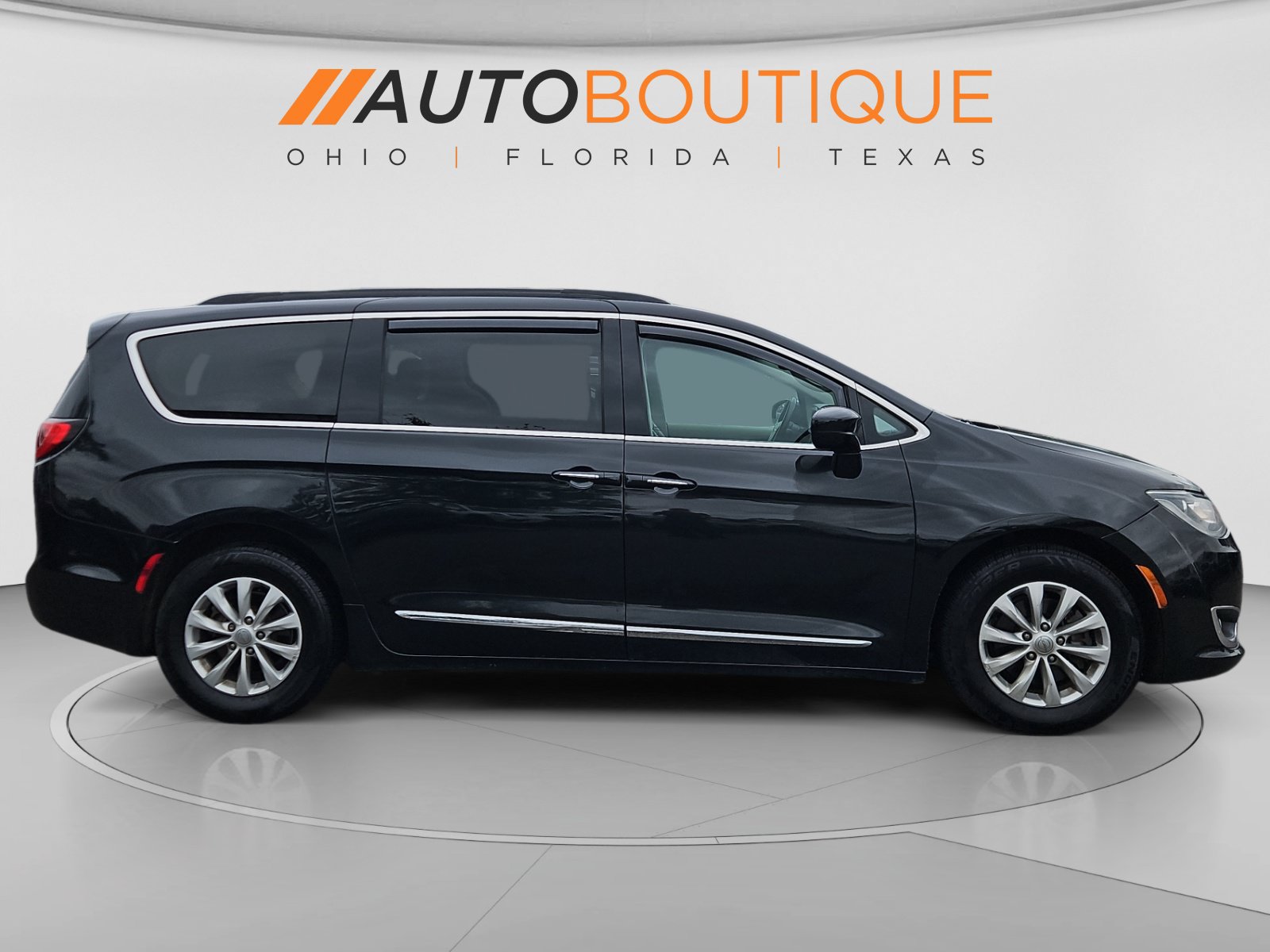 Used 2017 Chrysler Pacifica Touring-L FWD image 6