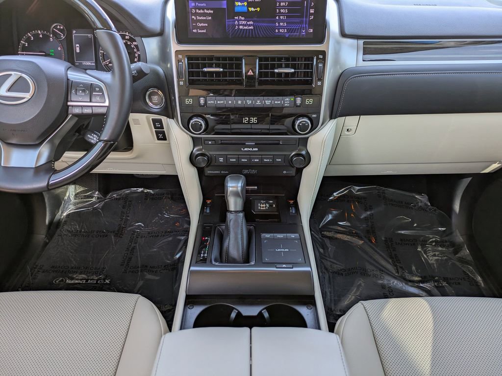 Used 2023 Lexus GX 460 Premium w/ Accessory Package image 18