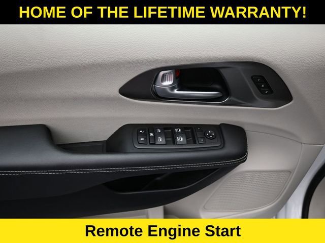 Used 2024 Chrysler Pacifica Touring-L image 13