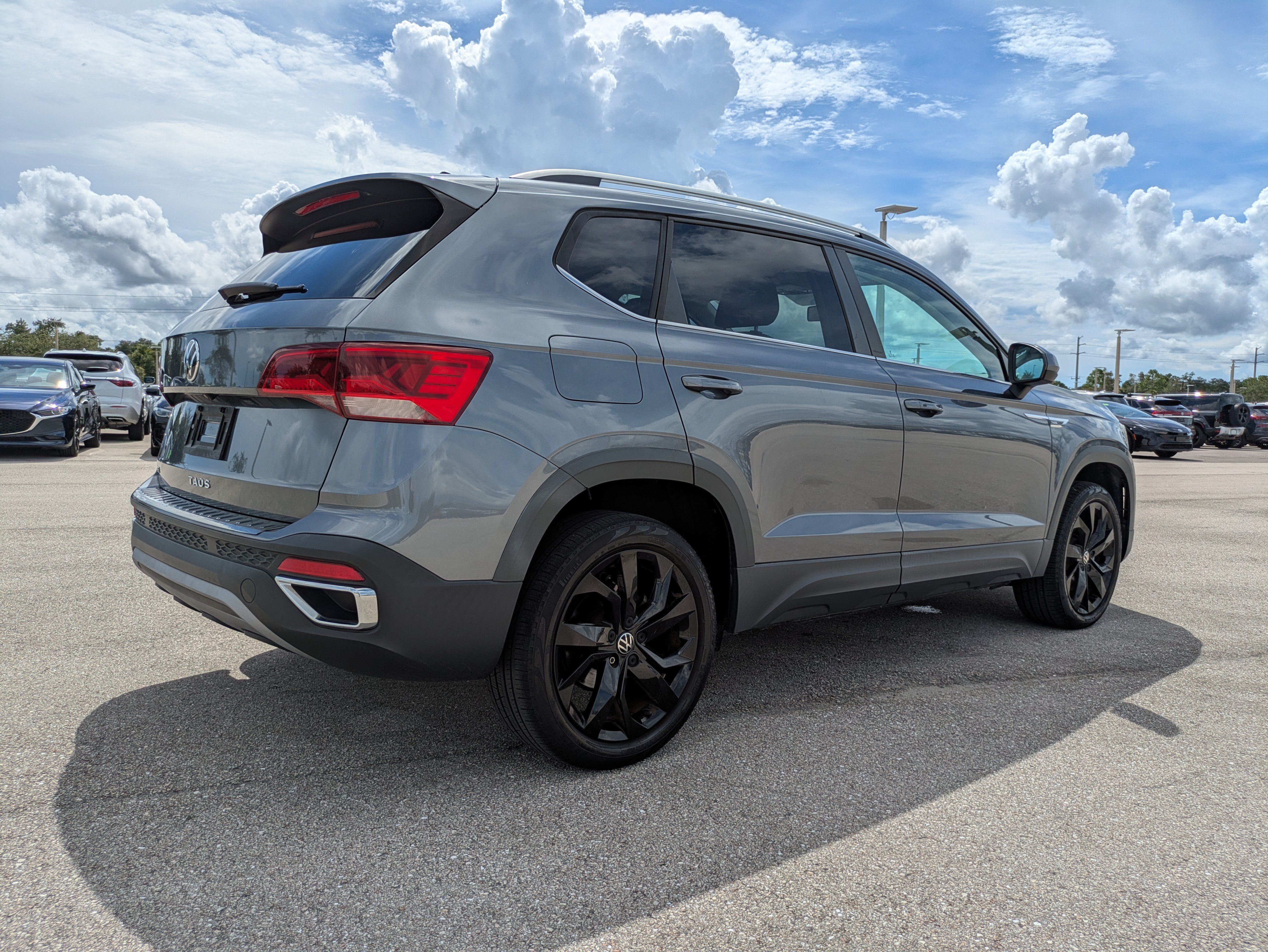 Used 2022 Volkswagen Taos SE w/ Panoramic Sunroof Package FWD image 4