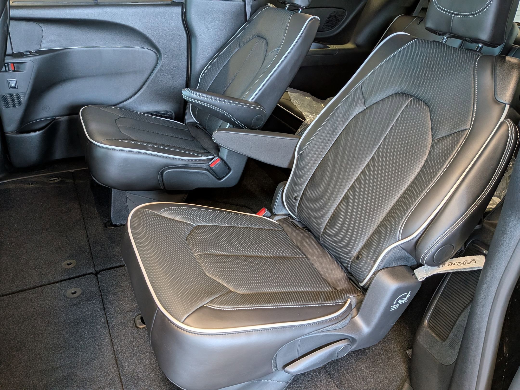 New 2026 Chrysler Pacifica Limited w/ Uconnect Theater Family Group image 27