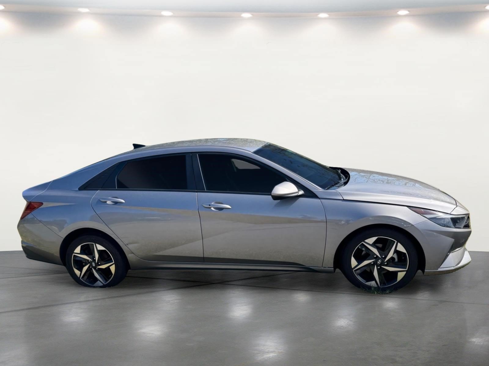 Used 2023 Hyundai Elantra SEL w/ Convenience Package FWD image 12