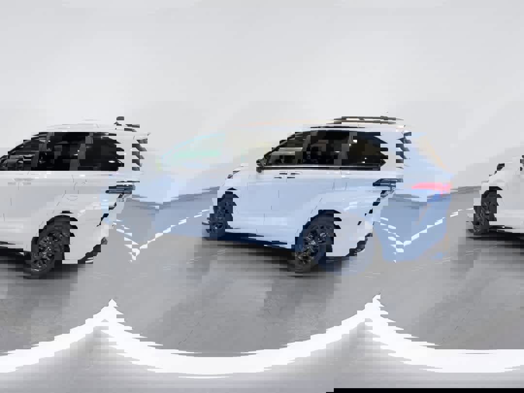 Used 2025 Toyota Sienna XSE w/ XSE Premium Package image 6