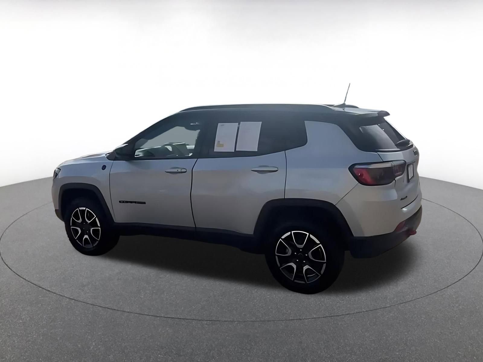 Used 2025 Jeep Compass Trailhawk AWD/4WD image 10
