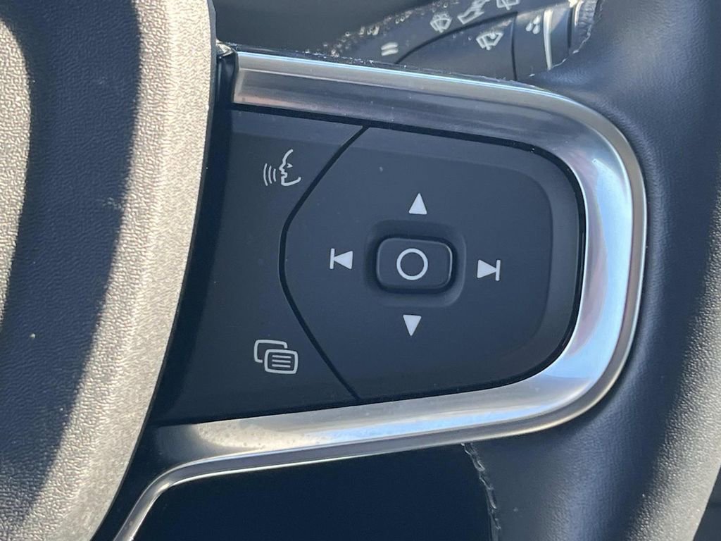 Used 2025 Volvo XC40 B5 Plus image 26