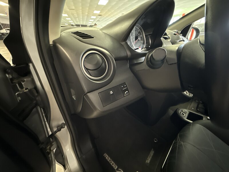 Used 2014 MAZDA MAZDA2 Sport FWD image 12