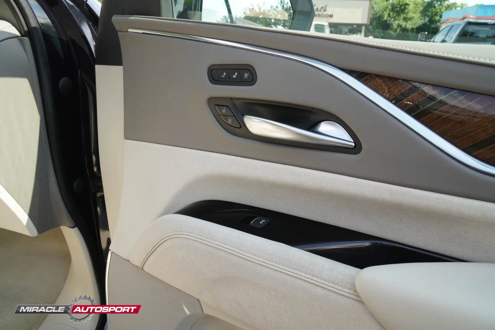 Used 2021 Cadillac Escalade ESV Premium Luxury Platinum AWD/4WD image 31