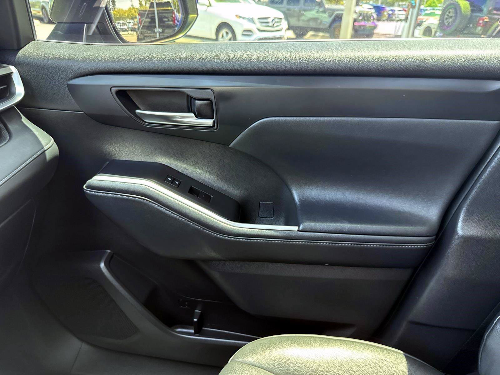 Used 2022 Toyota Highlander XLE AWD/4WD image 24