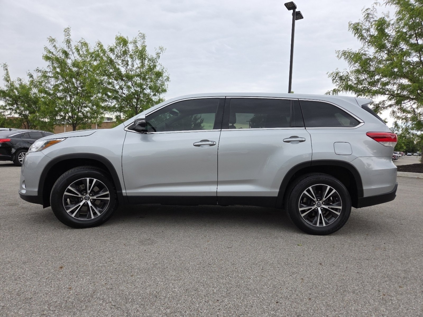 Used 2019 Toyota Highlander LE FWD image 14