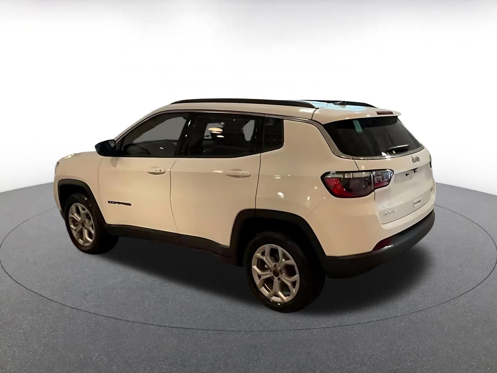 Used 2025 Jeep Compass Latitude AWD/4WD image 9