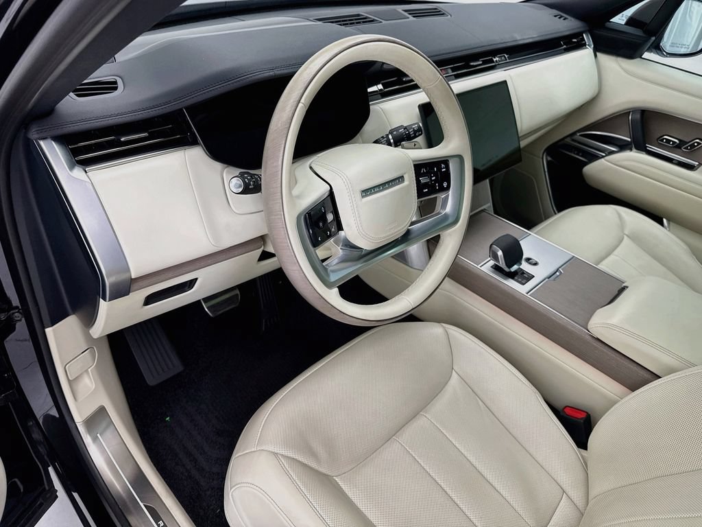 Used 2025 Land Rover Range Rover SE AWD/4WD image 9
