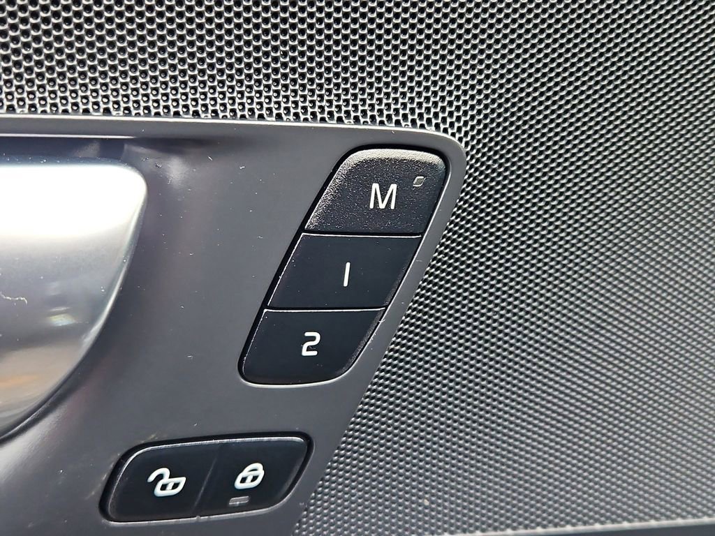 Used 2025 Volvo XC60 B5 Core image 20