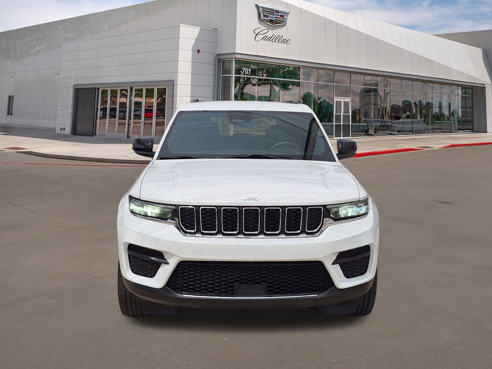 Used 2024 Jeep Grand Cherokee Laredo w/ Luxury Tech Group I AWD/4WD image 2