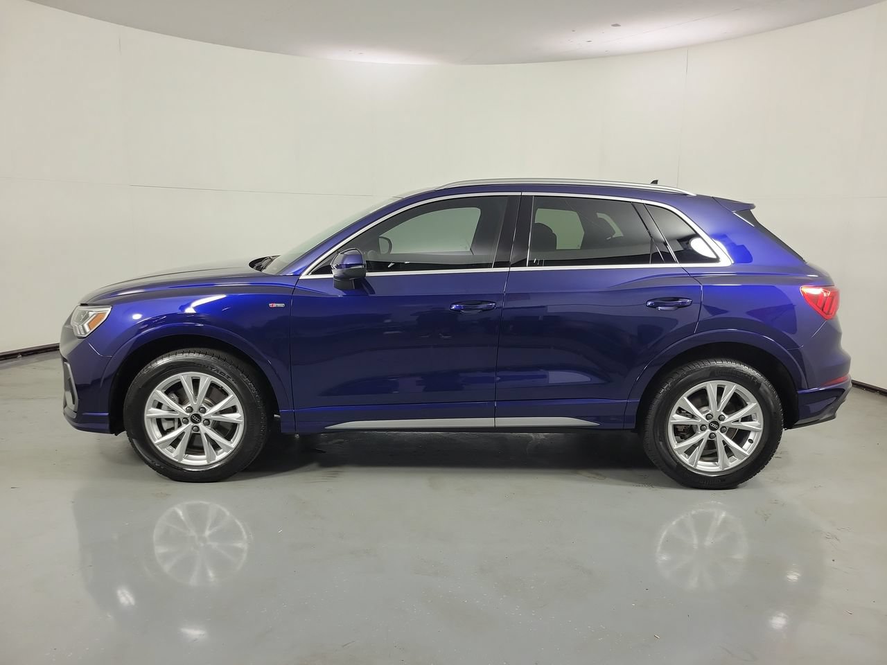 Used 2025 Audi Q3 2.0T Premium w/ Convenience Package AWD/4WD image 2