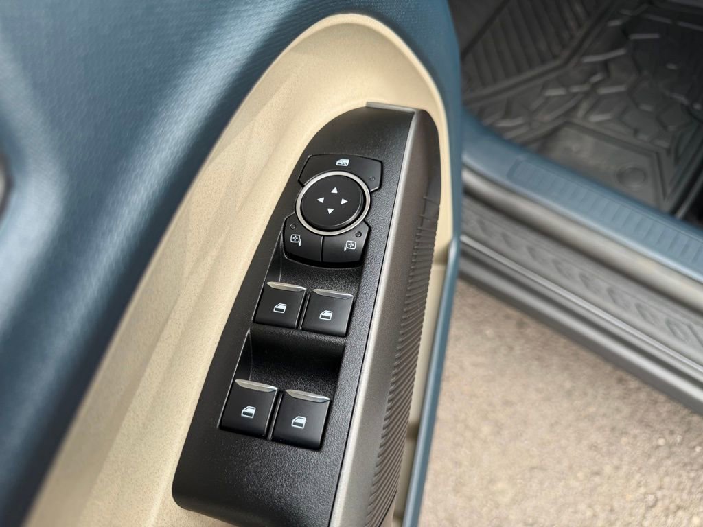 Used 2025 Ford Maverick Lariat w/ 4K Tow Package image 14