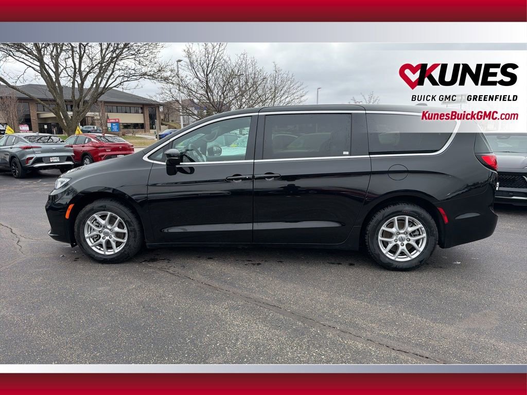 Used 2025 Chrysler Pacifica Select image 10