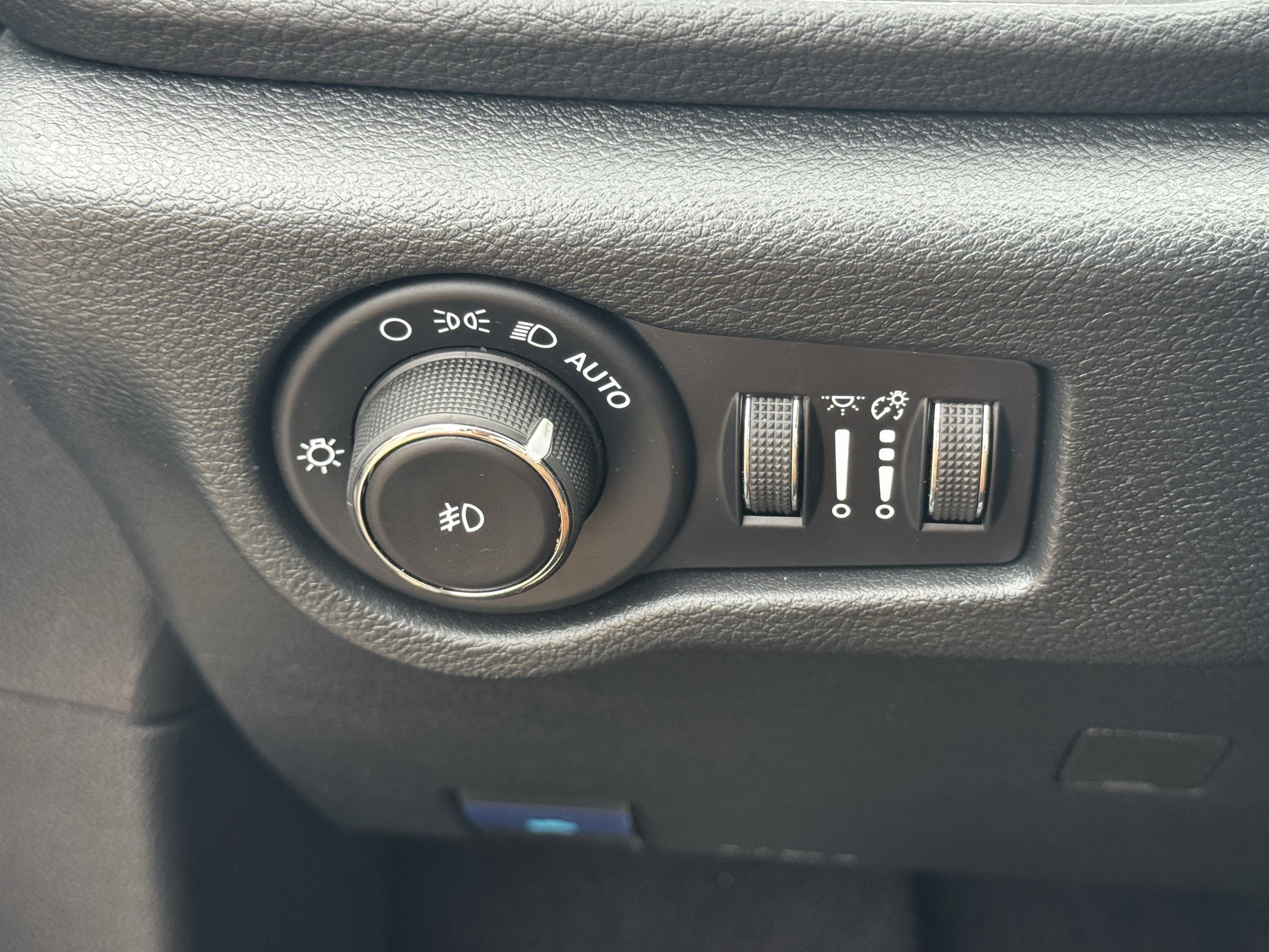 Used 2026 Chrysler Pacifica Limited FWD image 25