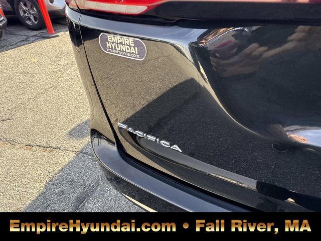 Used 2023 Chrysler Pacifica Touring-L image 5