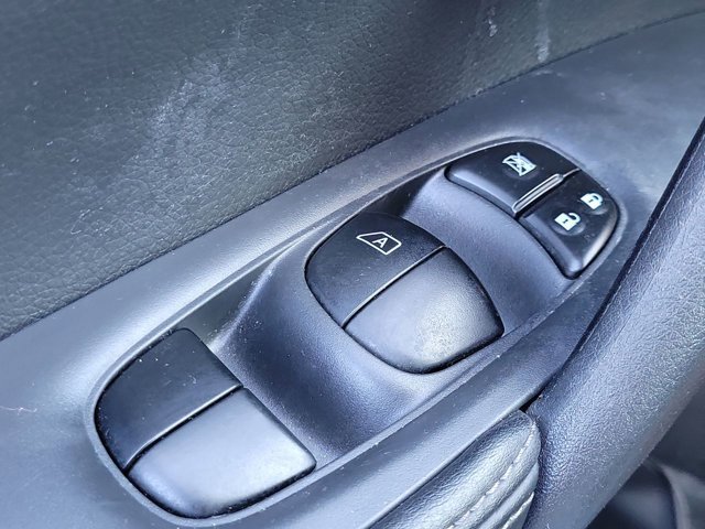 Used 2020 Nissan Rogue S image 29