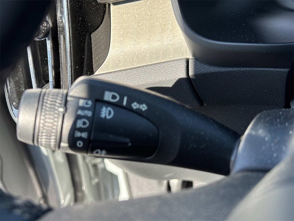 Used 2024 Volvo XC40 B5 Plus image 41