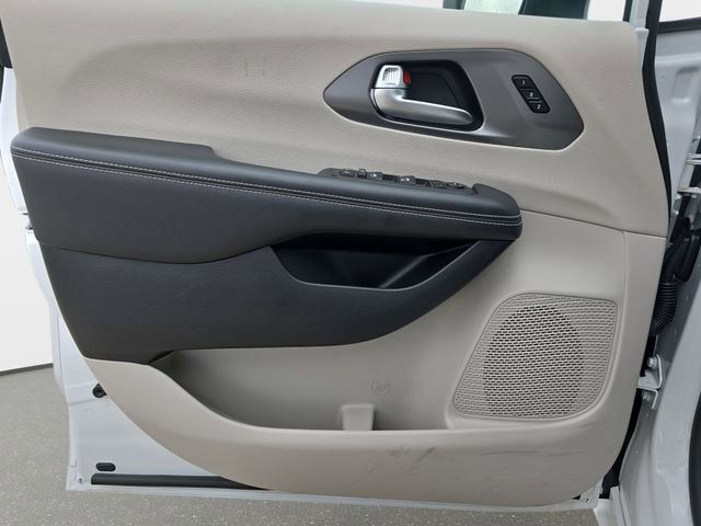 Used 2023 Chrysler Pacifica Touring-L FWD image 31