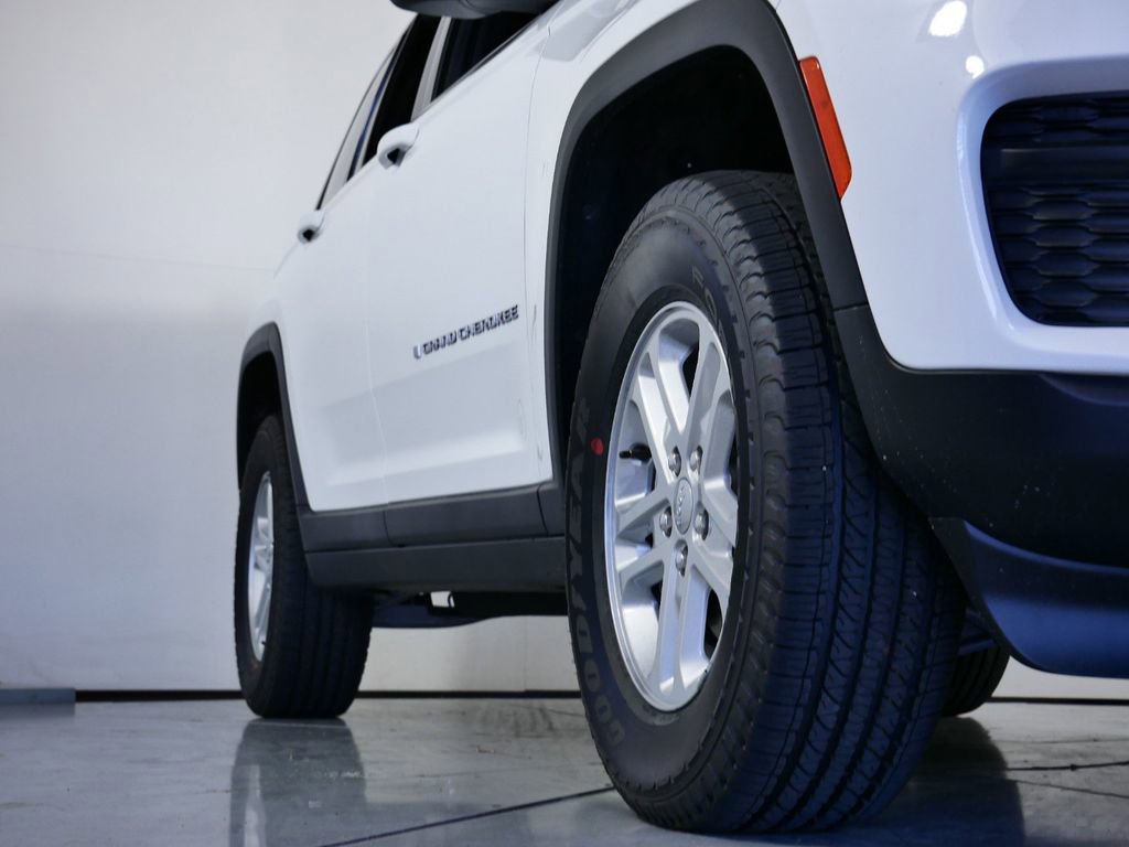 Certified 2024 Jeep Grand Cherokee Laredo w/ Luxury Tech Group I image 6