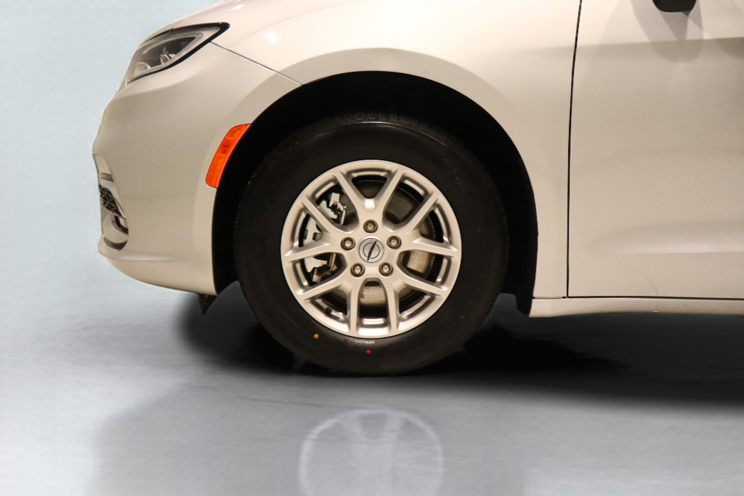 Used 2024 Chrysler Pacifica Touring-L image 7