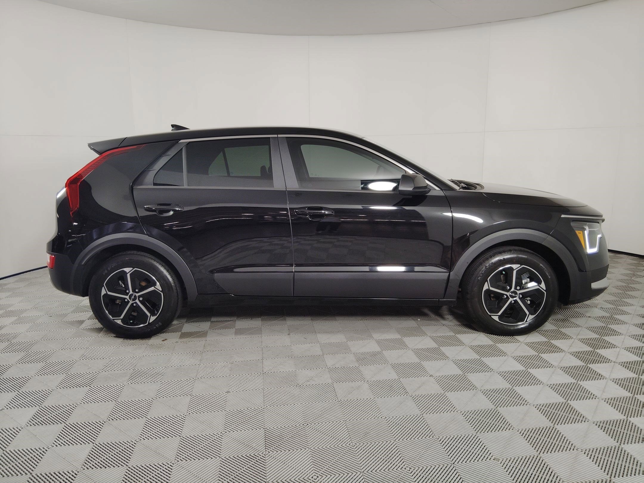 Used 2023 Kia Niro LX image 8