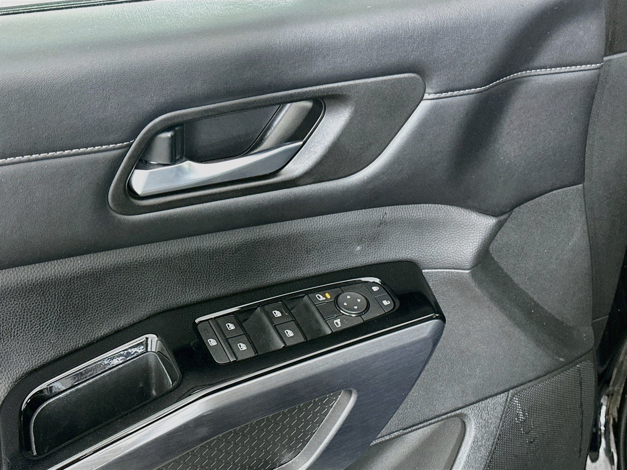 Used 2023 Nissan Pathfinder SL w/ Black Appearance Package FWD image 15