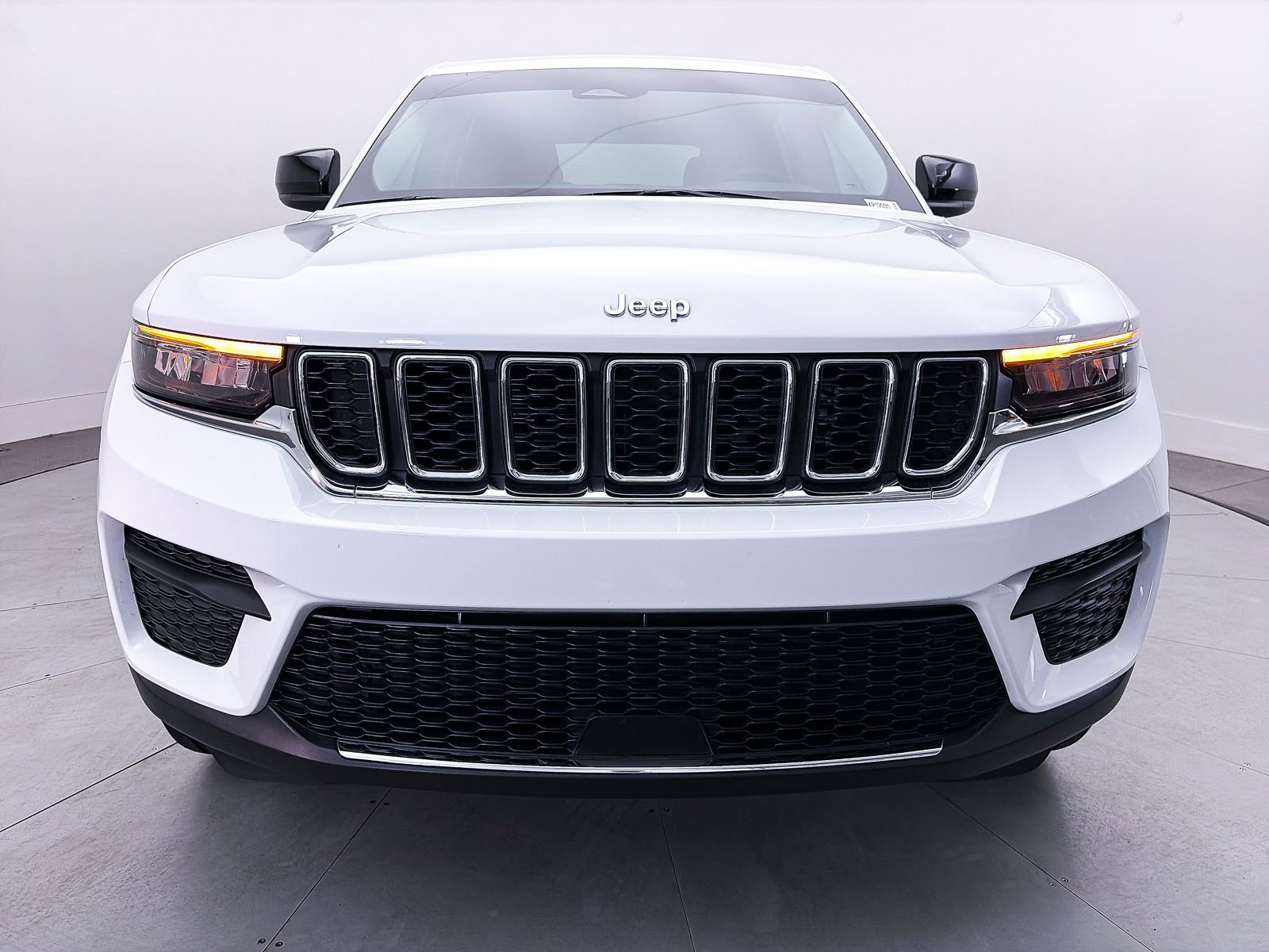 Used 2023 Jeep Grand Cherokee Laredo w/ Trailer Tow Prep Group (B) AWD/4WD image 10