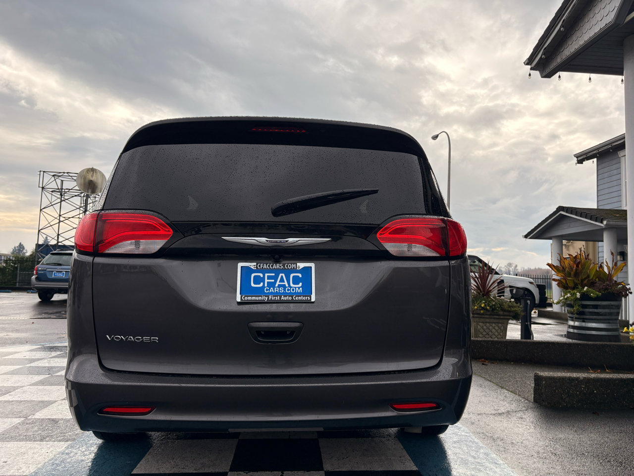 Used 2022 Chrysler Voyager LX image 4