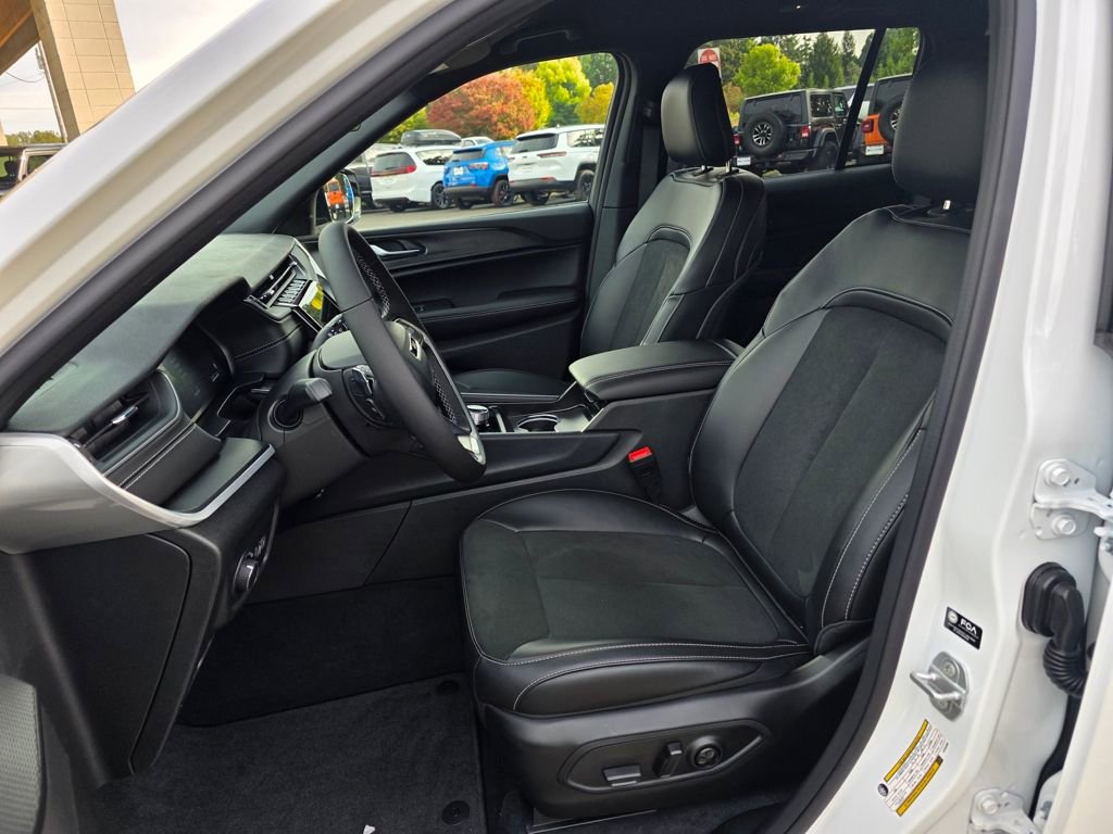 New 2025 Jeep Grand Cherokee Altitude AWD/4WD image 7