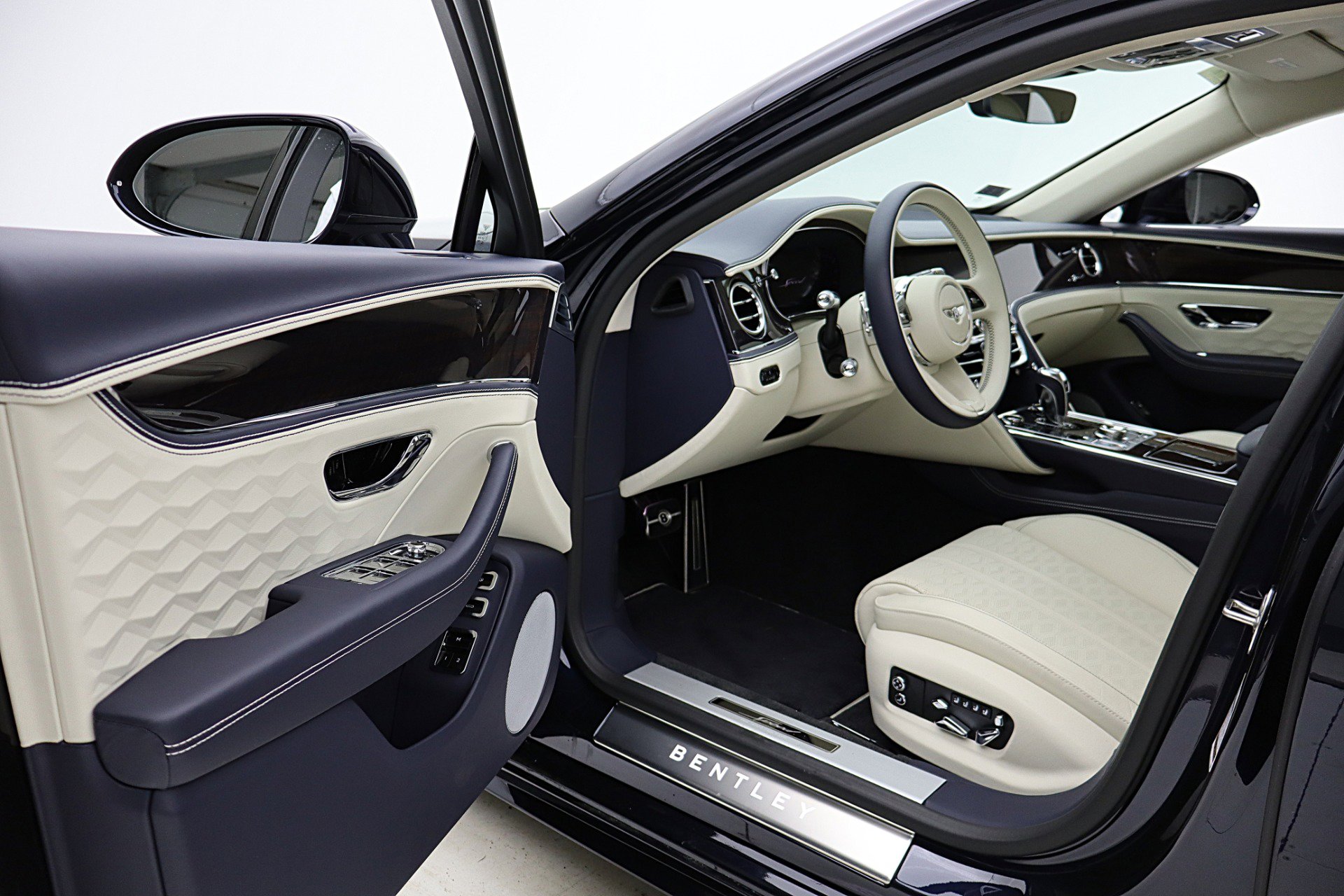 Used 2025 Bentley Flying Spur Plug-In Hybrid image 40