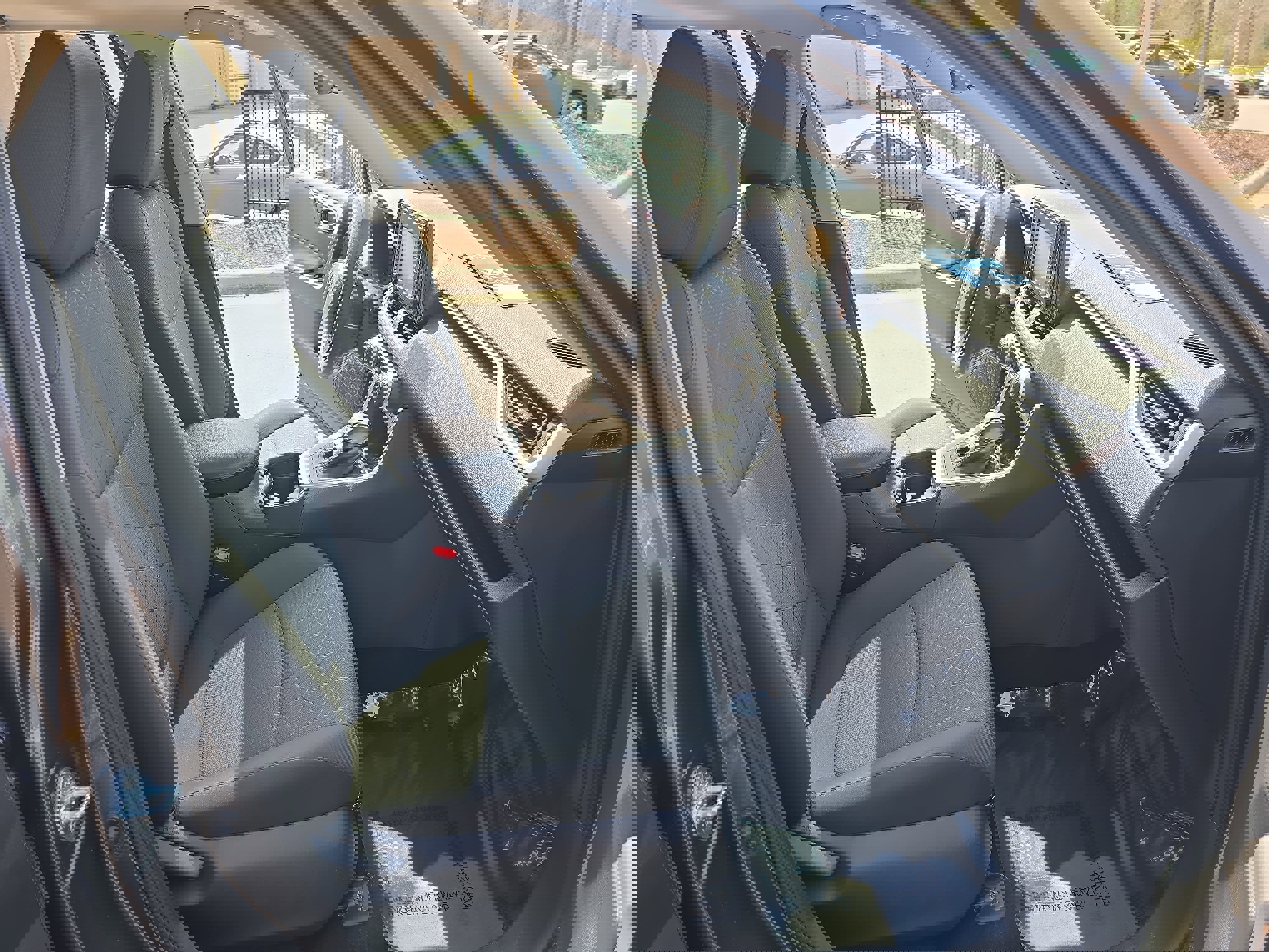 Used 2021 Toyota RAV4 XLE w/ Convenience Package image 10