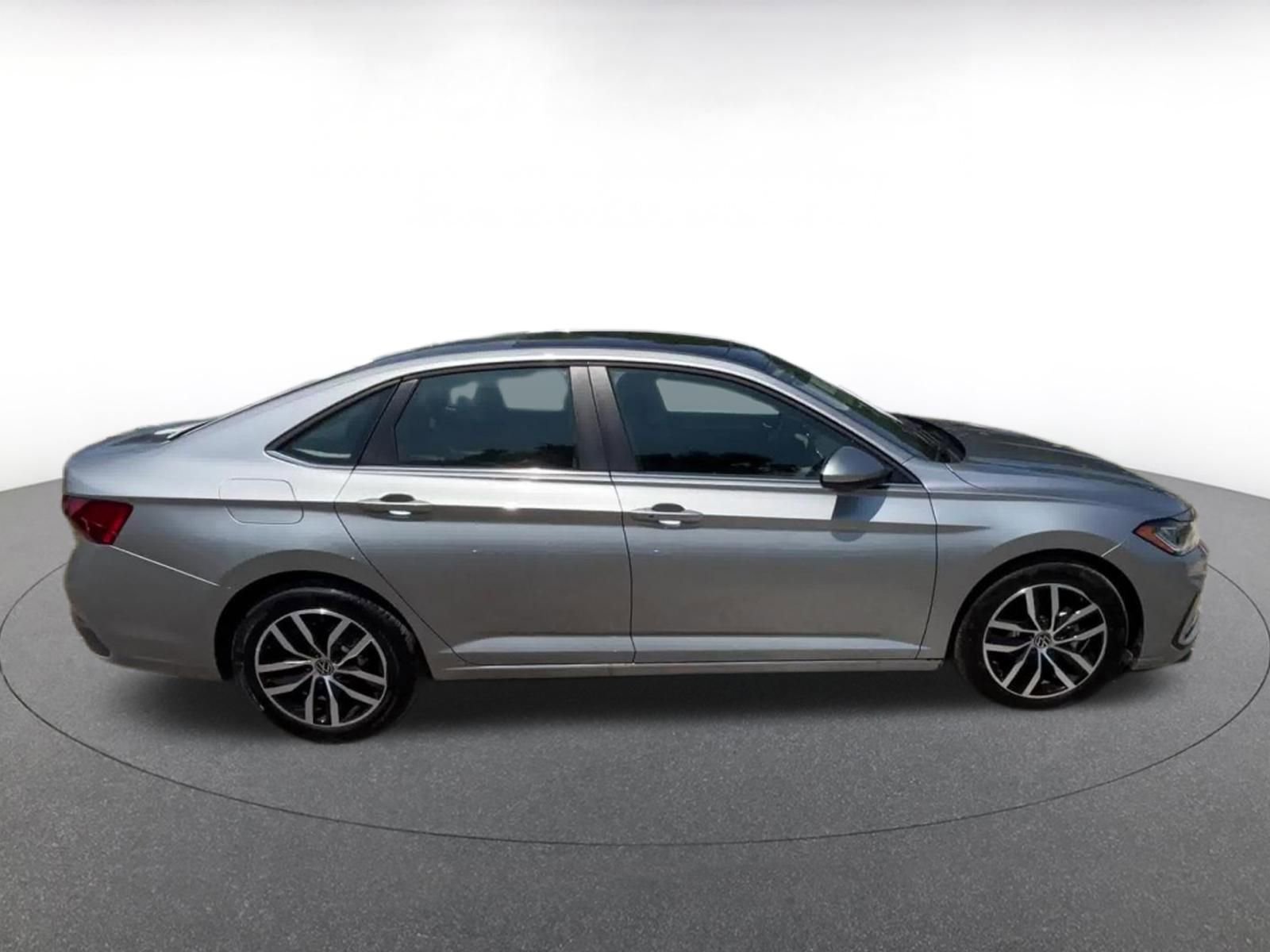 Used 2025 Volkswagen Jetta SE image 16