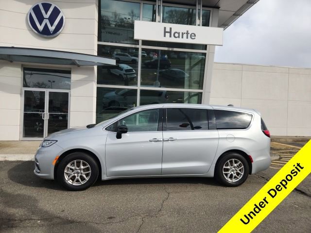 Used 2024 Chrysler Pacifica Touring-L FWD image 1