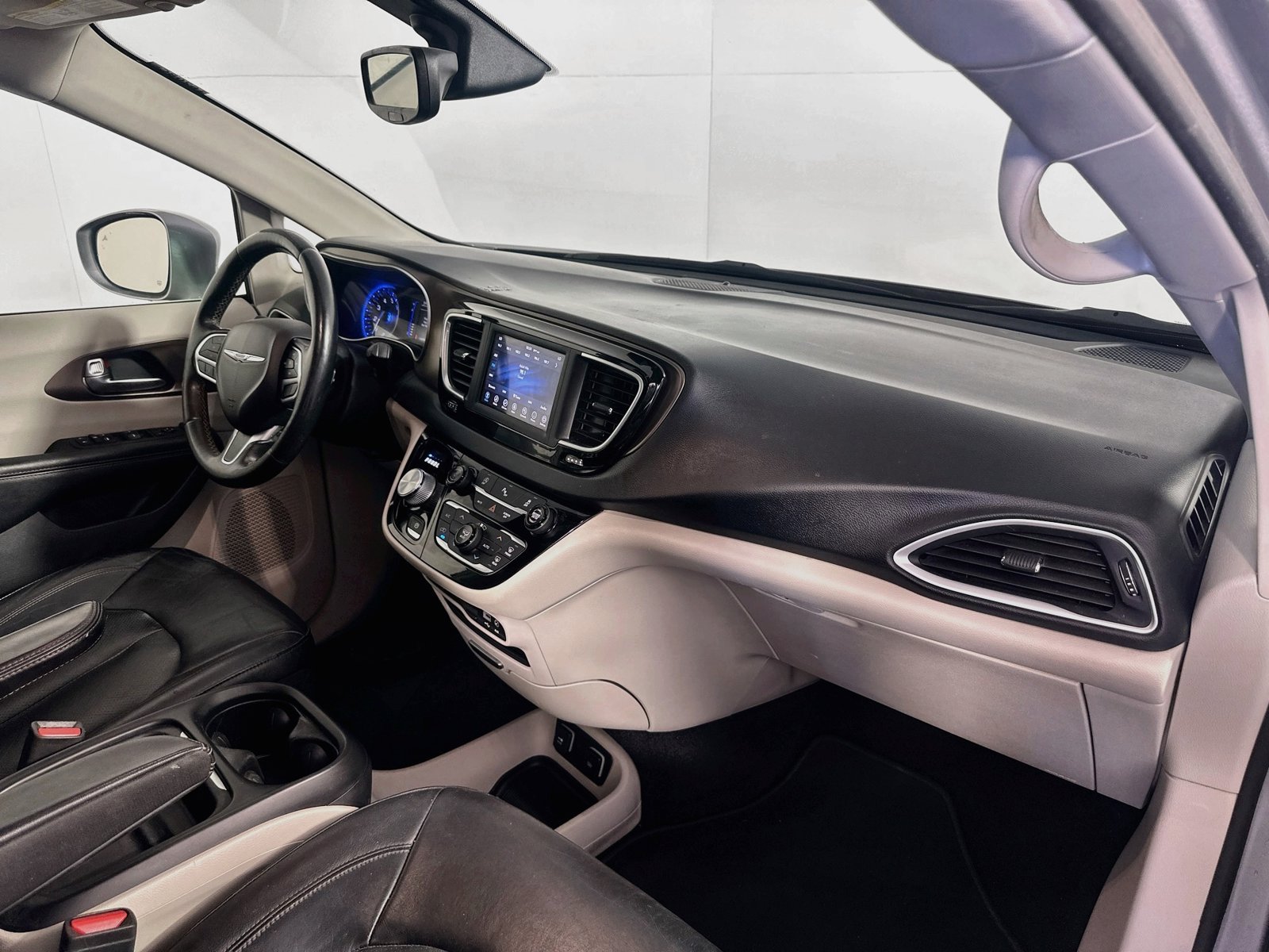 Used 2019 Chrysler Pacifica Touring-L FWD image 28
