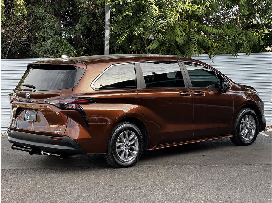 Used 2024 Toyota Sienna LE AWD/4WD image 12